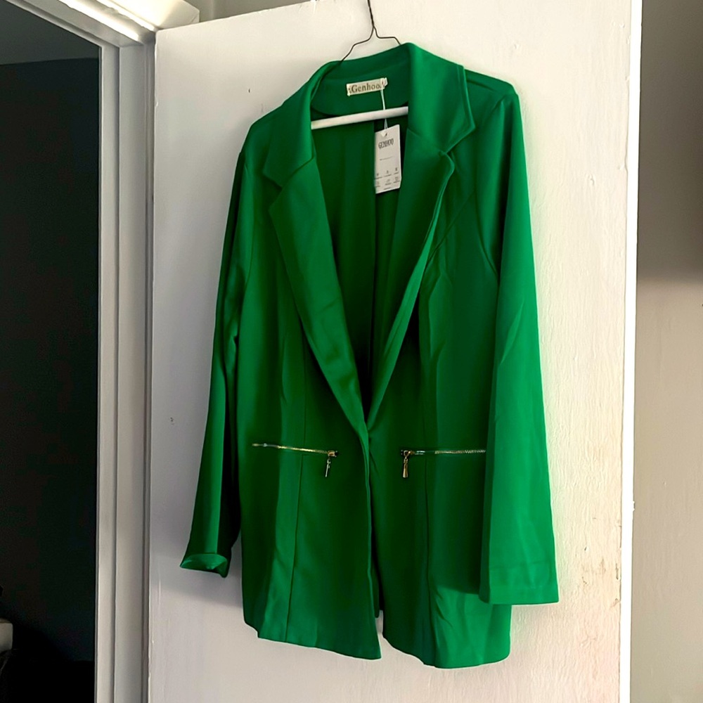 It’s a very beautiful Kelly green blazer